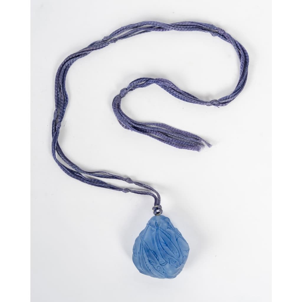 1912 René Lalique – Pendentif Poissons Verre Bleu Patiné Blanc 4