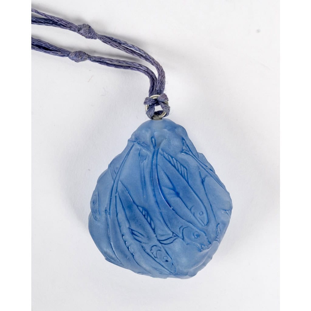 1912 René Lalique – Pendentif Poissons Verre Bleu Patiné Blanc 5