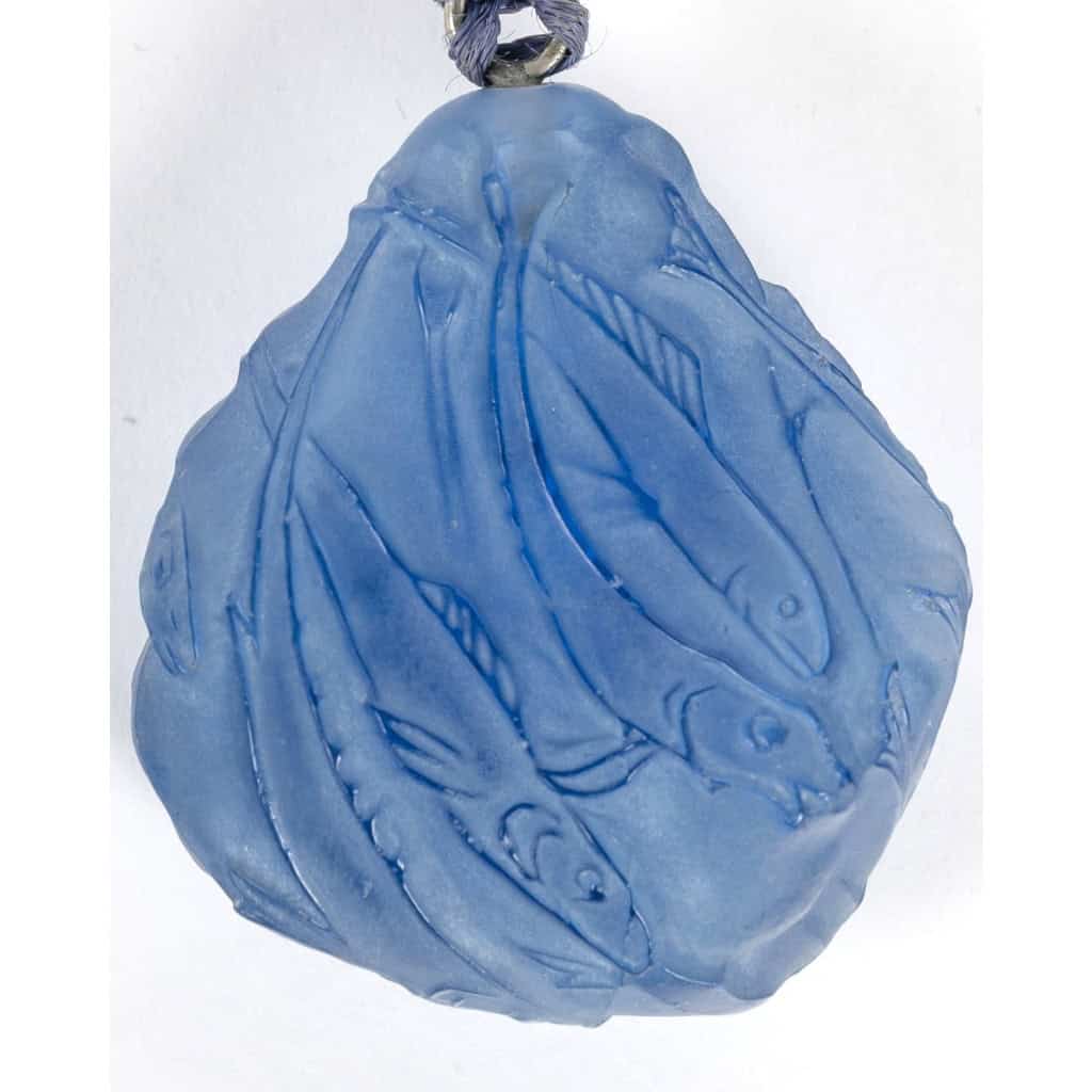 1912 René Lalique – Pendentif Poissons Verre Bleu Patiné Blanc 6