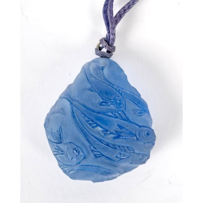 1912 René Lalique – Pendentif Poissons Verre Bleu Patiné Blanc