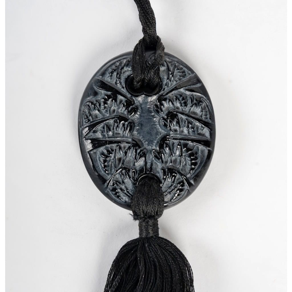 1920 René Lalique – Pendentif Guêpes Verre Noir Patiné Blanc 5