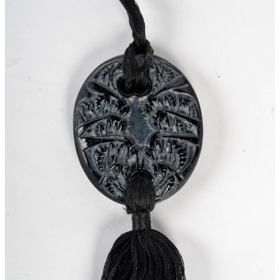 1920 René Lalique – Pendentif Guêpes Verre Noir Patiné Blanc