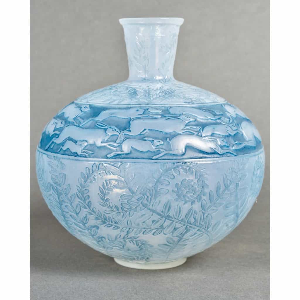 1923 René Lalique – Vase Lièvres Verre Opalescent Patiné Bleu 3