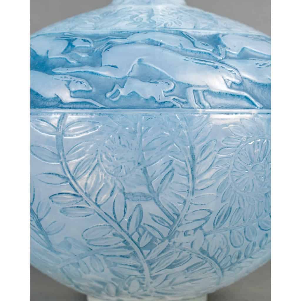 1923 René Lalique – Vase Lièvres Verre Opalescent Patiné Bleu 10