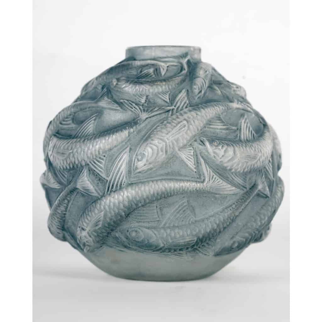 1927 René Lalique – Vase Oléron verre blanc patiné bleu 3