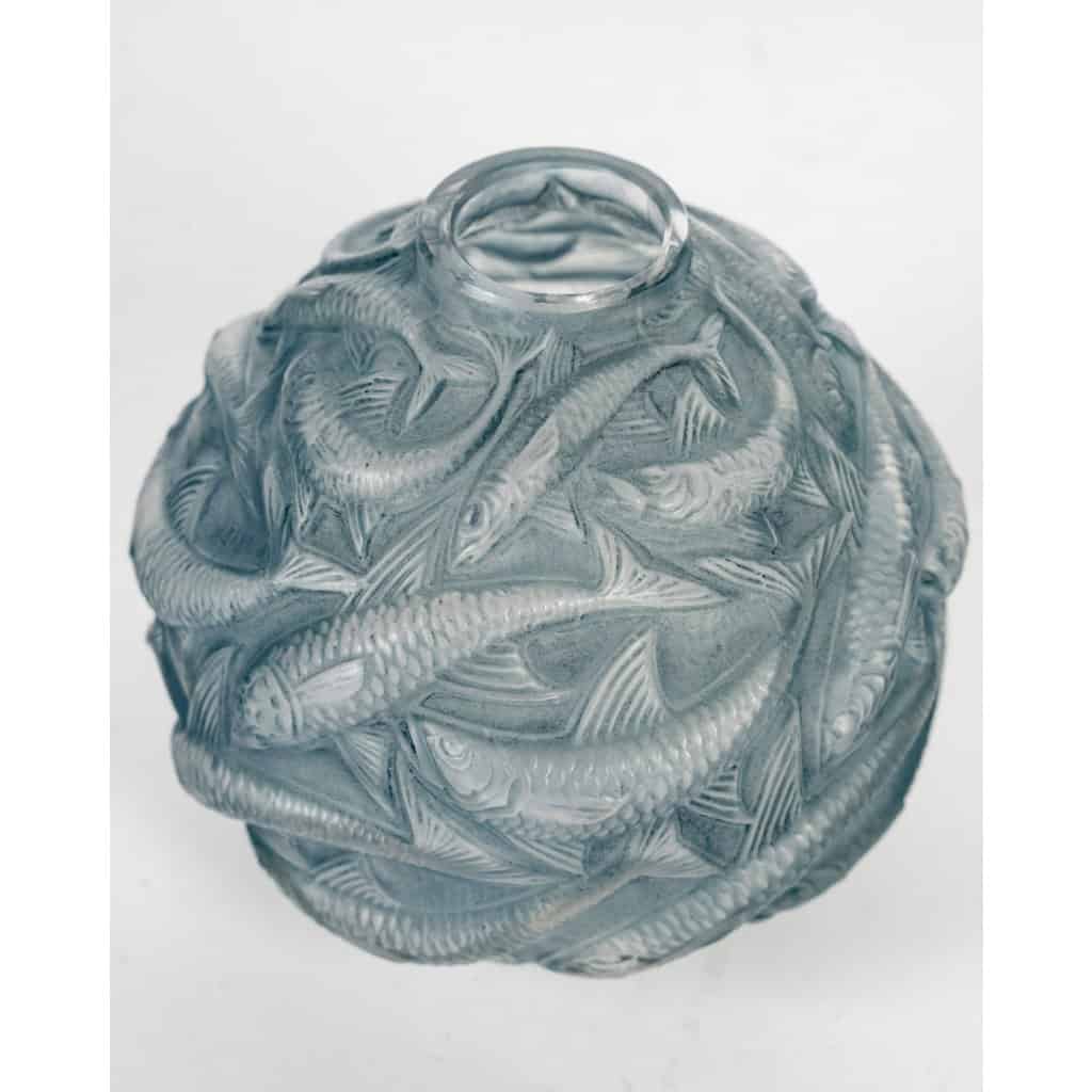 1927 René Lalique – Vase Oléron verre blanc patiné bleu 7