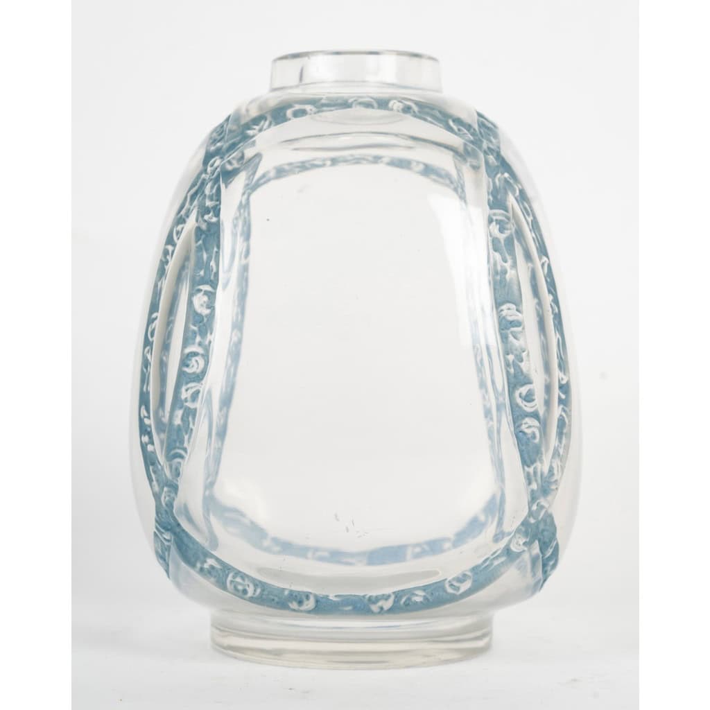 1914 René Lalique – Vase Guirlandes de Roses Verre Blanc Patiné Bleu 5