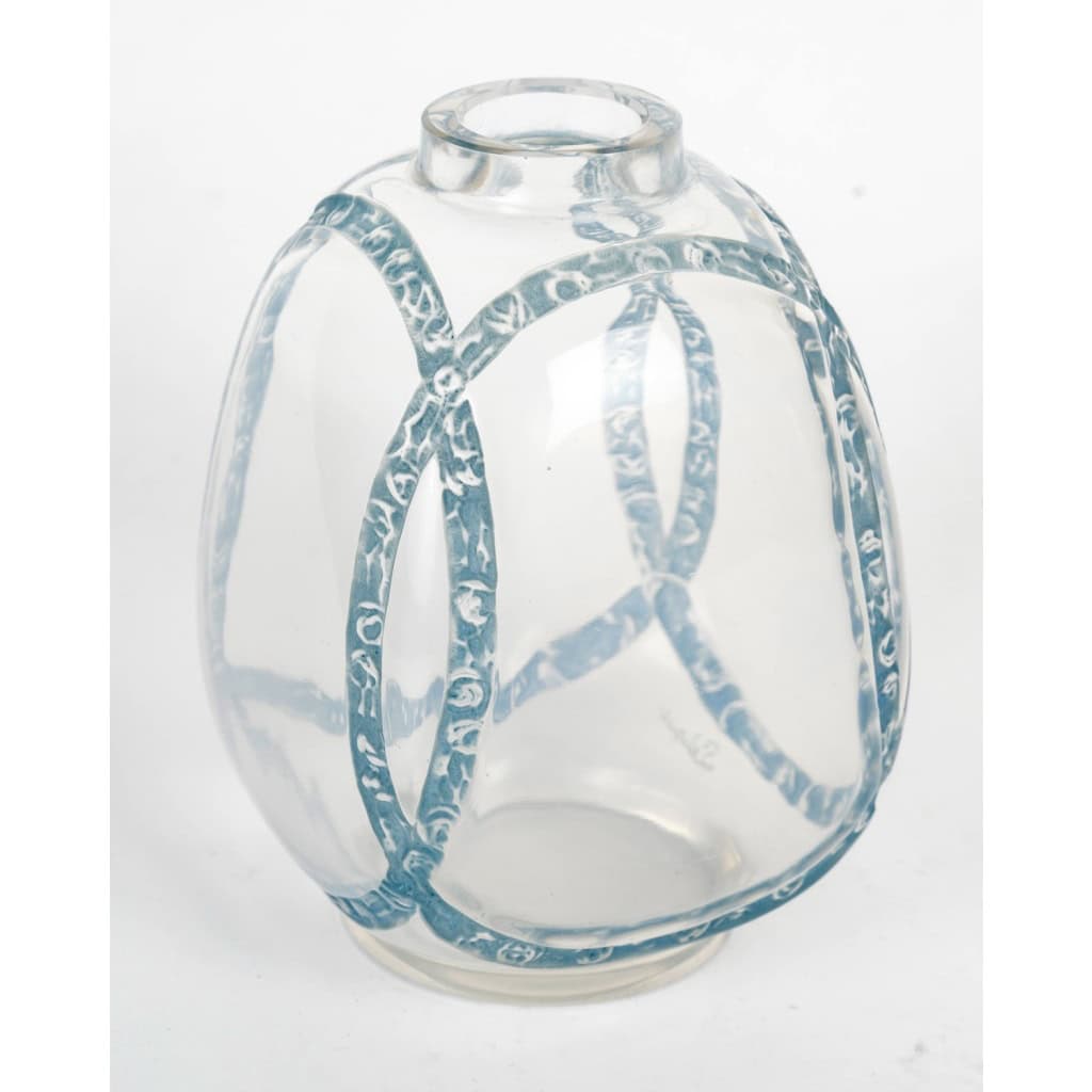 1914 René Lalique – Vase Guirlandes de Roses Verre Blanc Patiné Bleu 6