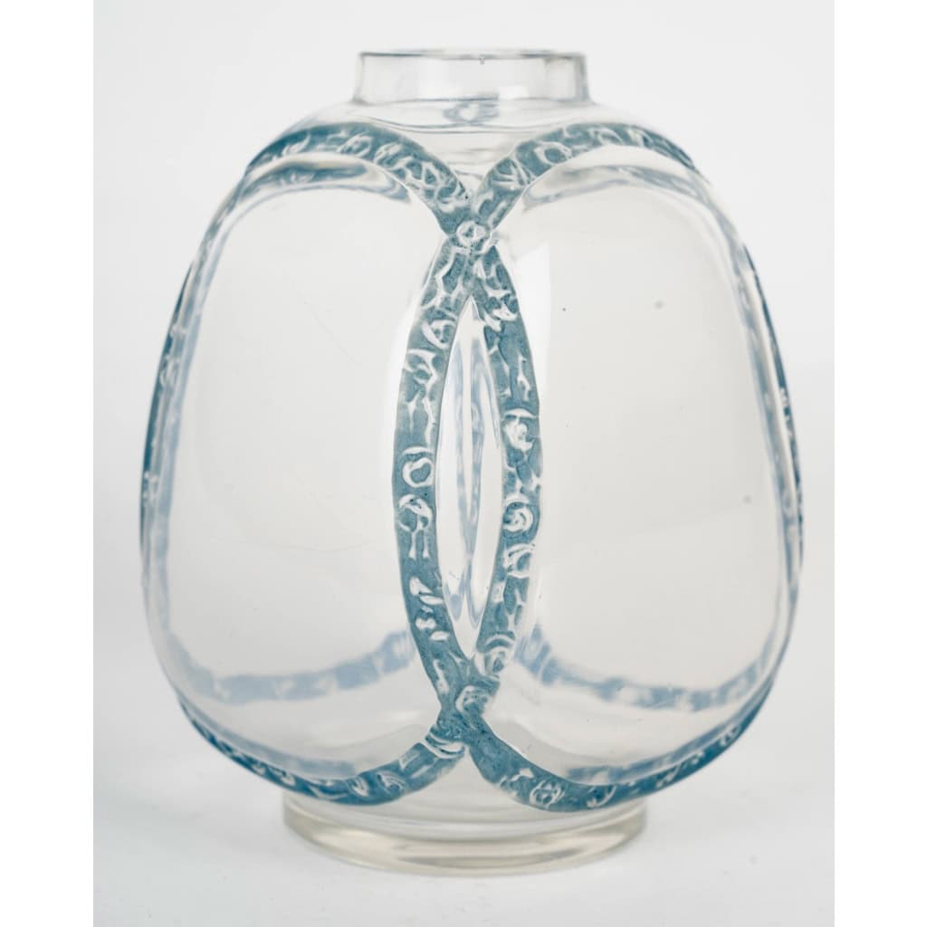 1914 René Lalique – Vase Guirlandes de Roses Verre Blanc Patiné Bleu 3