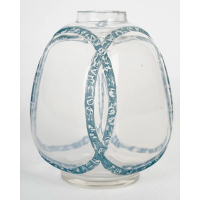 1914 René Lalique – Vase Guirlandes de Roses Verre Blanc Patiné Bleu