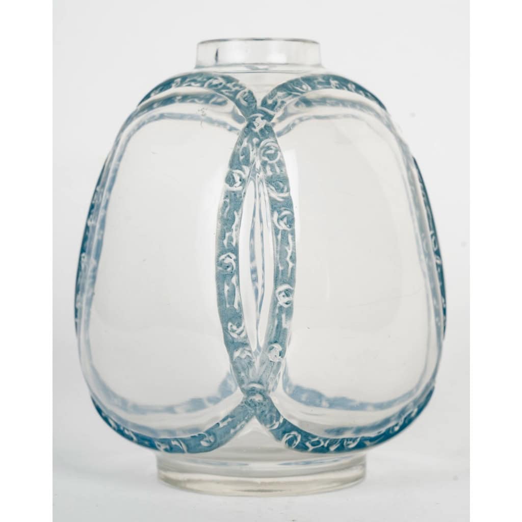 1914 René Lalique – Vase Guirlandes de Roses Verre Blanc Patiné Bleu 4