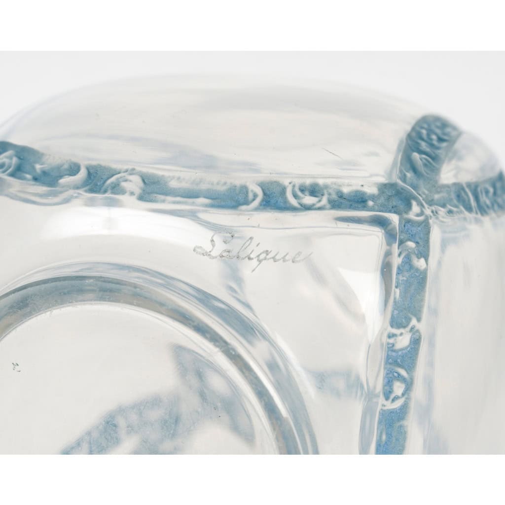 1914 René Lalique – Vase Guirlandes de Roses Verre Blanc Patiné Bleu 7