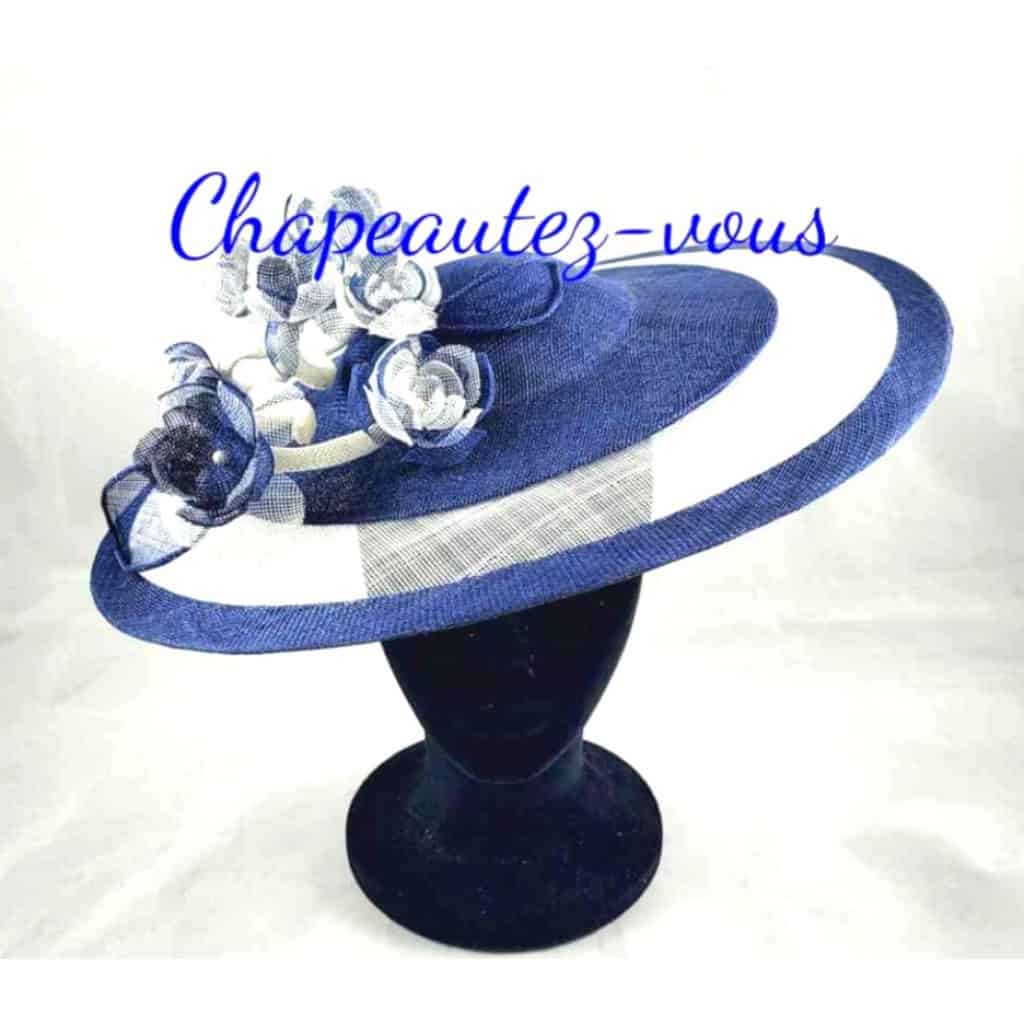 Chapeau – Capeline « Eliza » – Capeline formée saucer en sisal blanc et marine, agrémentée d une tige fleurie. 3