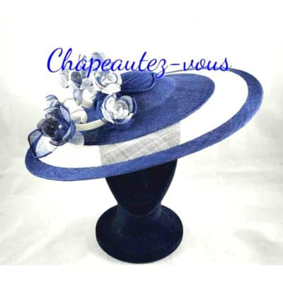 Chapeau – Capeline « Eliza » – Capeline formée saucer en sisal blanc et marine, agrémentée d une tige fleurie.