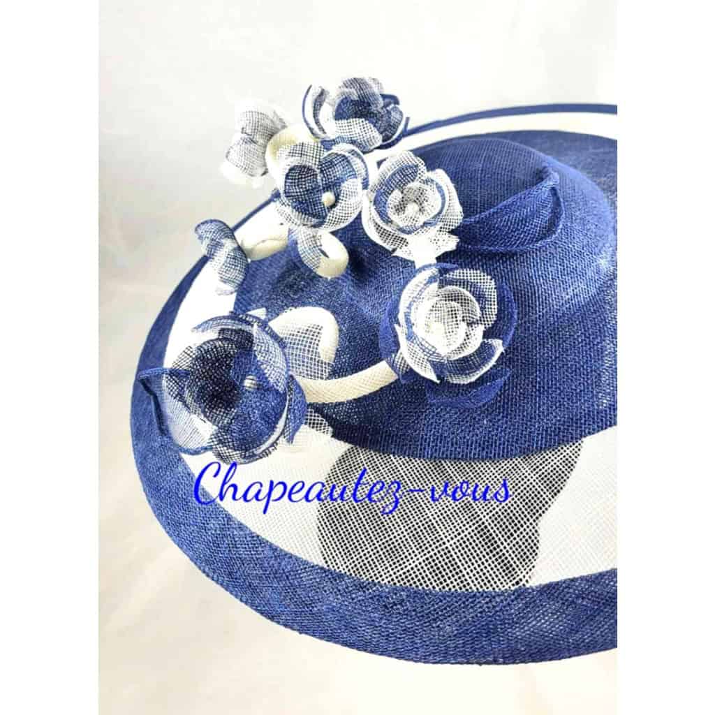 Chapeau – Capeline « Eliza » – Capeline formée saucer en sisal blanc et marine, agrémentée d une tige fleurie. 4