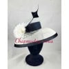 Chapeau – Capeline en sisal blanc et noir, agrémentée de fleurs en soie , d’un noeud de voilette noire et d’une plume travaillée noire.- Hat 5