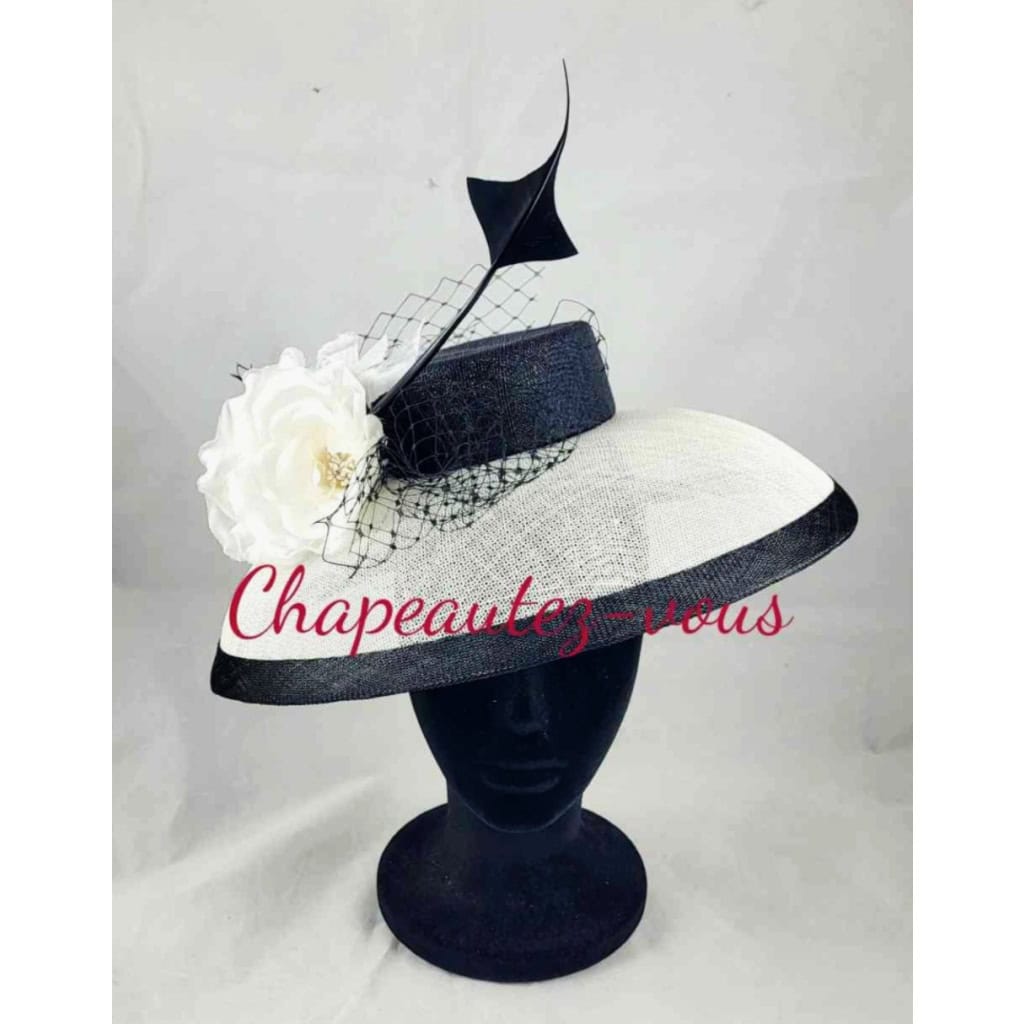 Chapeau – Capeline en sisal blanc et noir, agrémentée de fleurs en soie , d’un noeud de voilette noire et d’une plume travaillée noire.- Hat 3