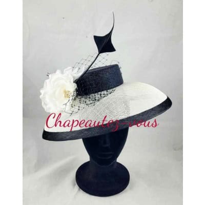 Chapeau – Capeline en sisal blanc et noir, agrémentée de fleurs en soie , d’un noeud de voilette noire et d’une plume travaillée noire.- Hat 3