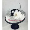 Chapeau – Capeline en sisal blanc et noir, agrémentée de fleurs en soie , d’un noeud de voilette noire et d’une plume travaillée noire.- Hat 6