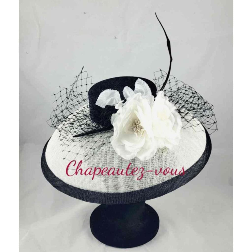 Chapeau – Capeline en sisal blanc et noir, agrémentée de fleurs en soie , d’un noeud de voilette noire et d’une plume travaillée noire.- Hat 4