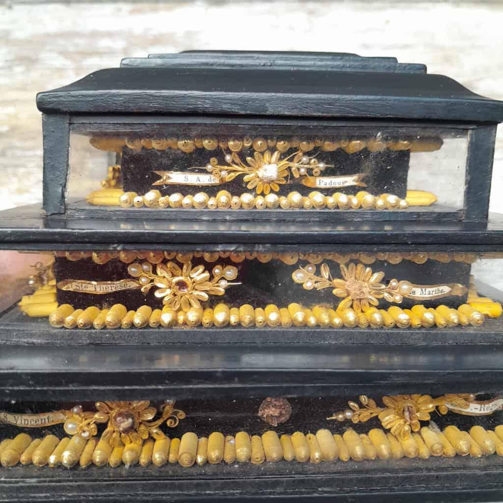 Reliquaire à paperolles dorées et perles, XIXÈME 4