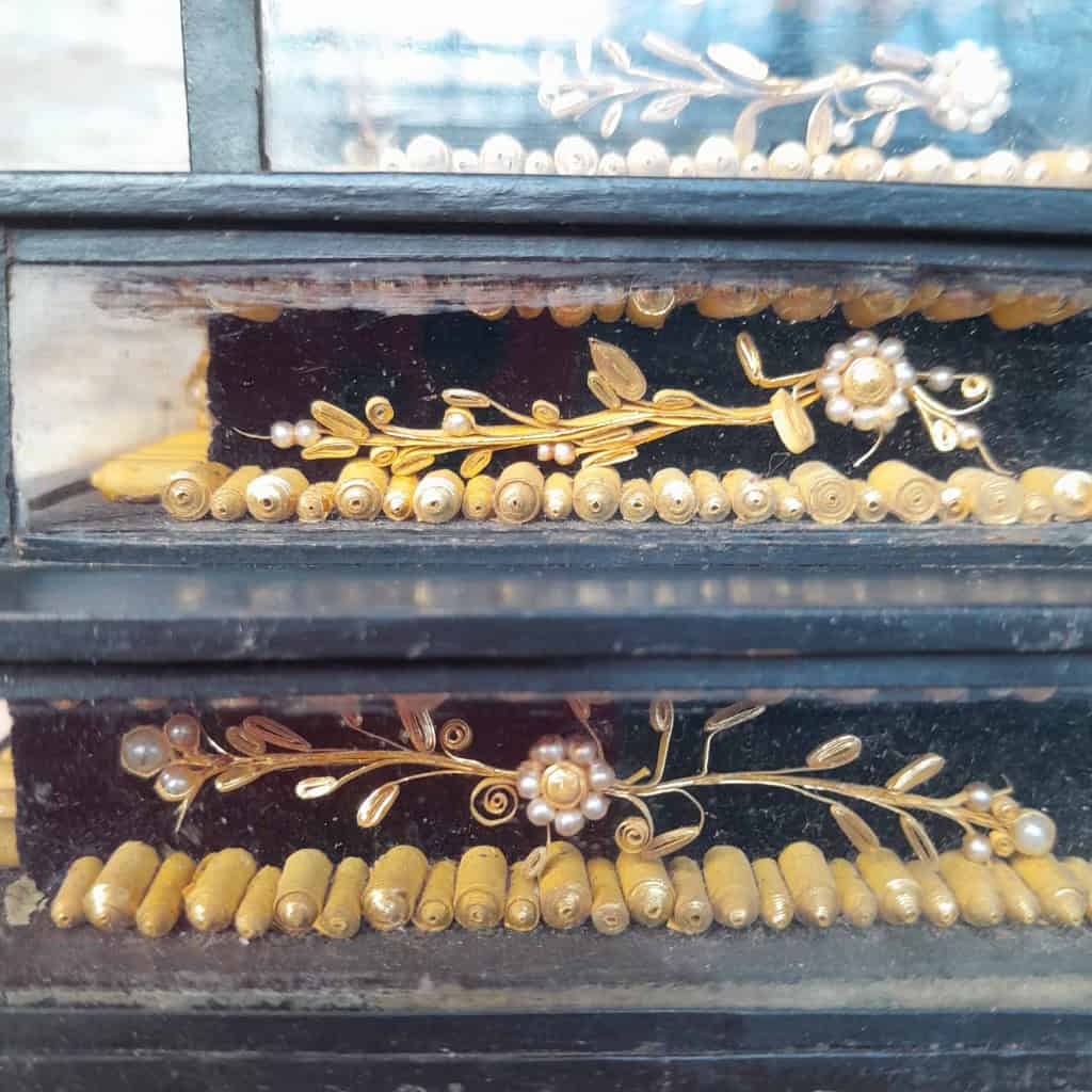 Reliquaire à paperolles dorées et perles, XIXÈME 12