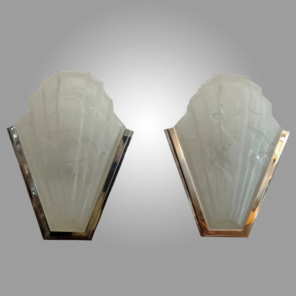 SABINO – Paire d’appliques Art déco aux hirondelles (2 décors) en verre pressé. Années 30. 3