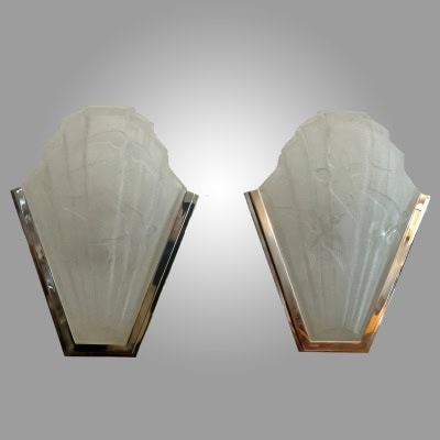 SABINO – Paire d’appliques Art déco aux hirondelles (2 décors) en verre pressé. Années 30.