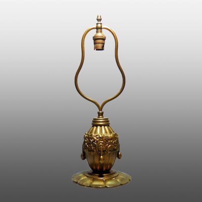 Maurice DUFRESNE / La Maîtrise. Lampe sur pied Art Déco, en bronze doré. 1925