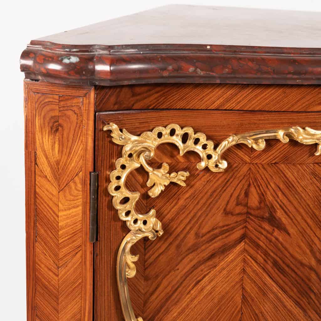 Paire d’encoignures d’époque Régence, XVIIIe 8