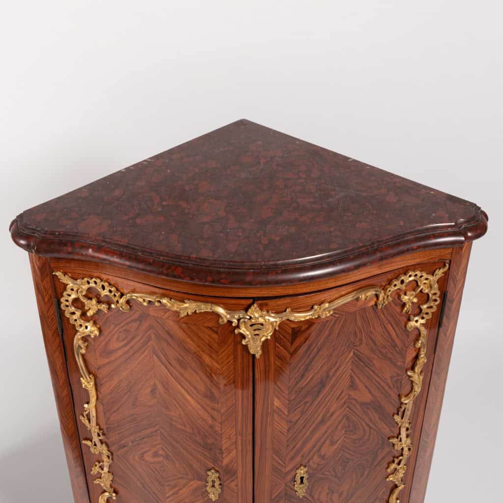 Paire d’encoignures d’époque Régence, XVIIIe 10
