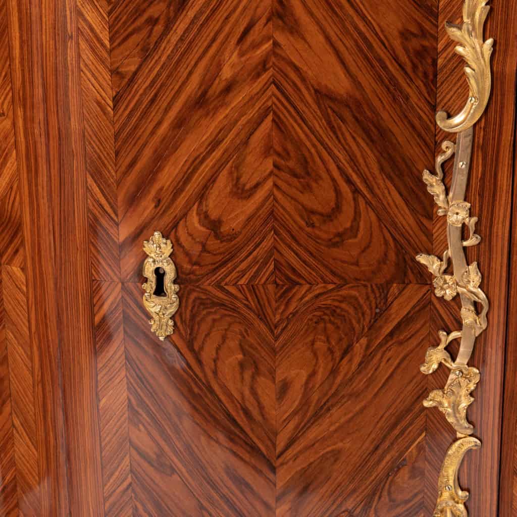 Paire d’encoignures d’époque Régence, XVIIIe 11