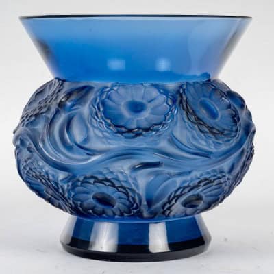1930 René Lalique – Vase Soucis Verre Bleu Saphir Patiné Blanc