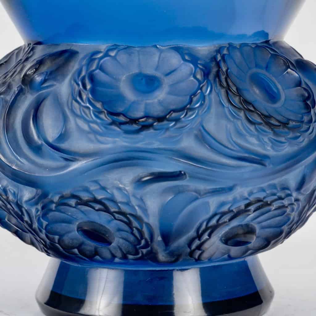 1930 René Lalique – Vase Soucis Verre Bleu Saphir Patiné Blanc 5