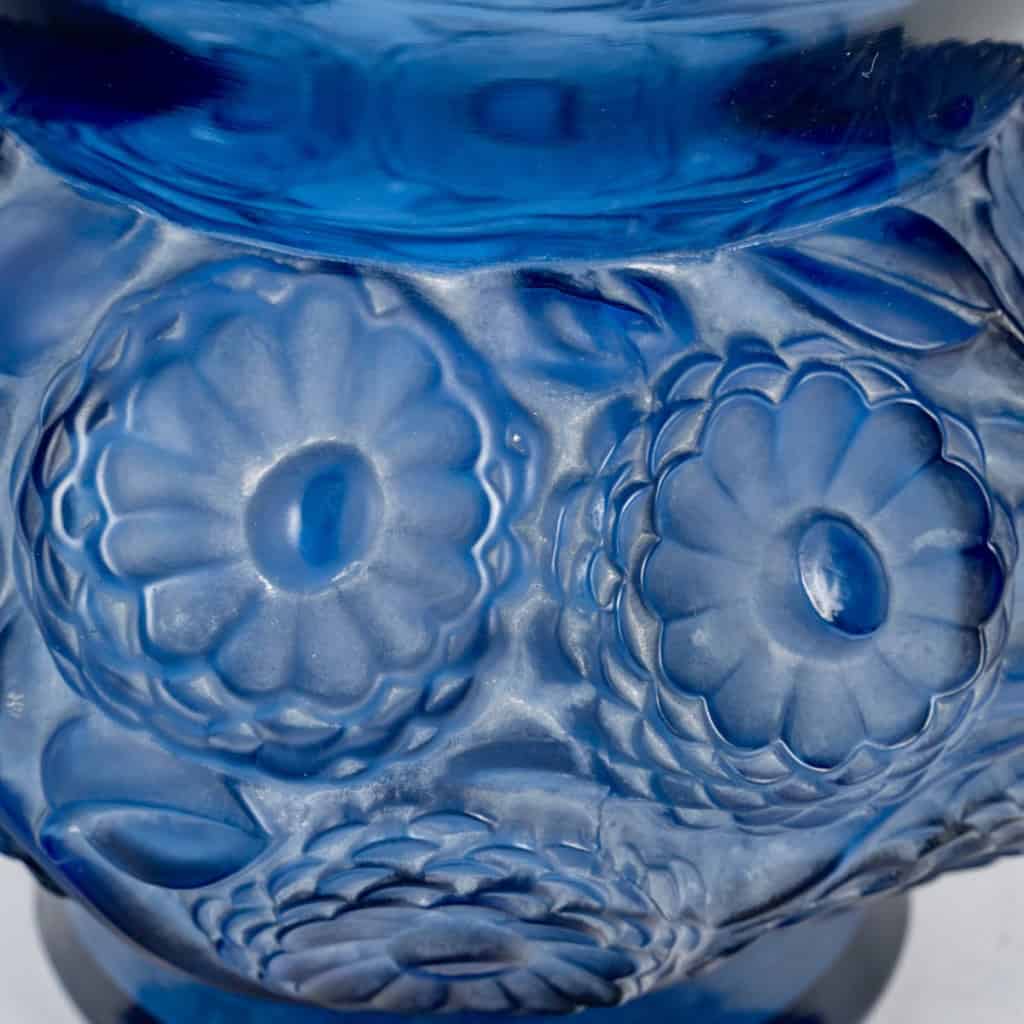1930 René Lalique – Vase Soucis Verre Bleu Saphir Patiné Blanc 6