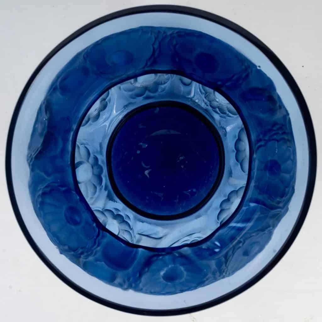 1930 René Lalique – Vase Soucis Verre Bleu Saphir Patiné Blanc 7