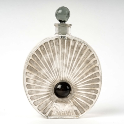 1922 René Lalique – Flacon La Perle Noire Verre Blanc Patiné Gris et Emaillé Noir pour Forvil