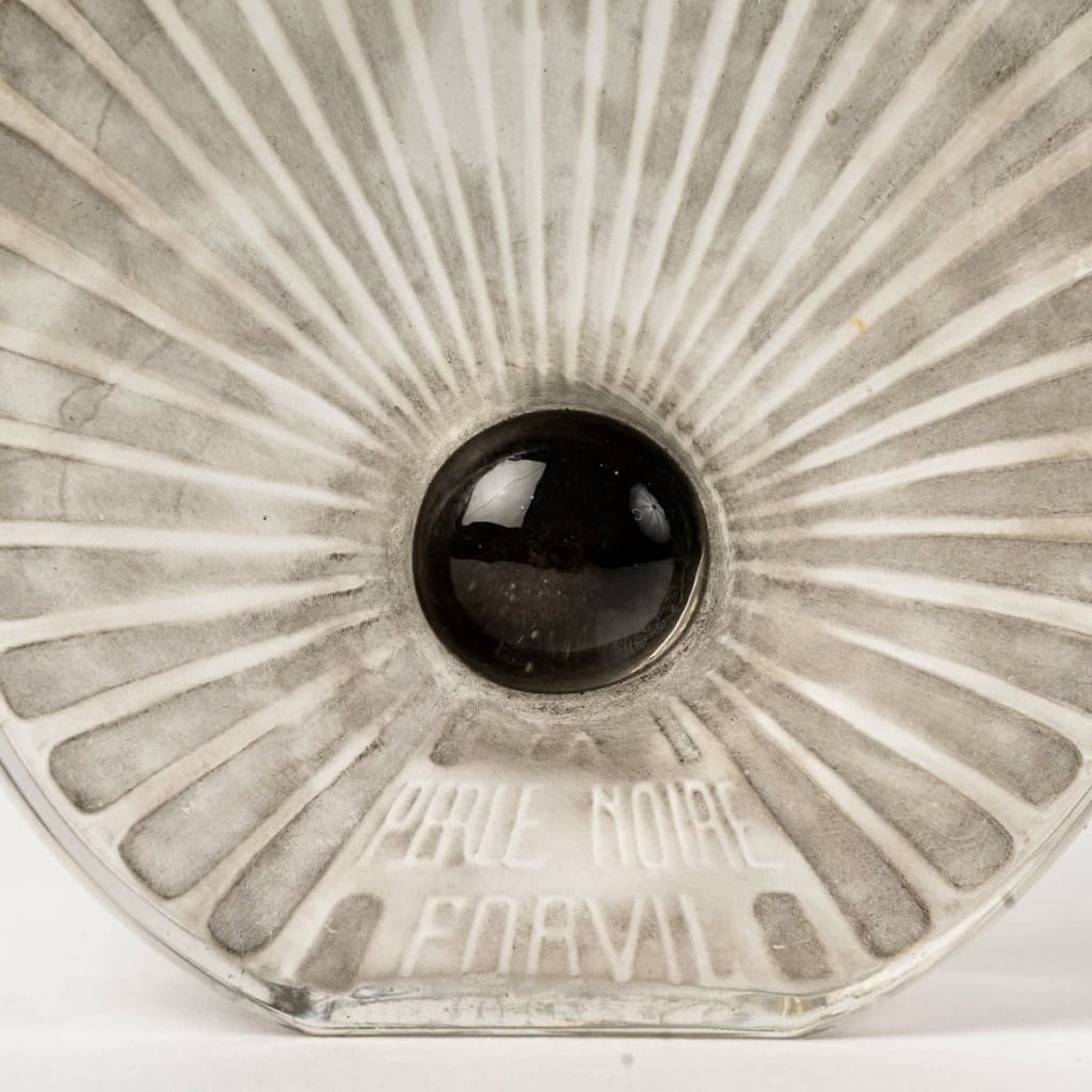 1922 René Lalique – Flacon La Perle Noire Verre Blanc Patiné Gris et Emaillé Noir pour Forvil 7
