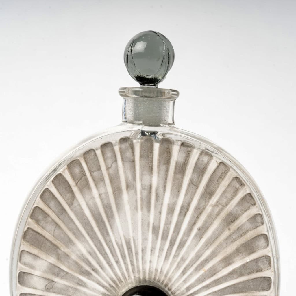 1922 René Lalique – Flacon La Perle Noire Verre Blanc Patiné Gris et Emaillé Noir pour Forvil 6