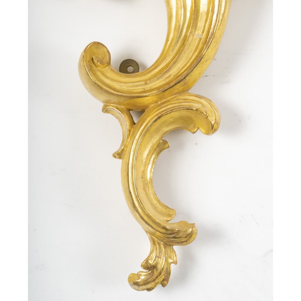 Suite de 4 appliques de style rocaille en bois sculpté et doré, circa 1900 5