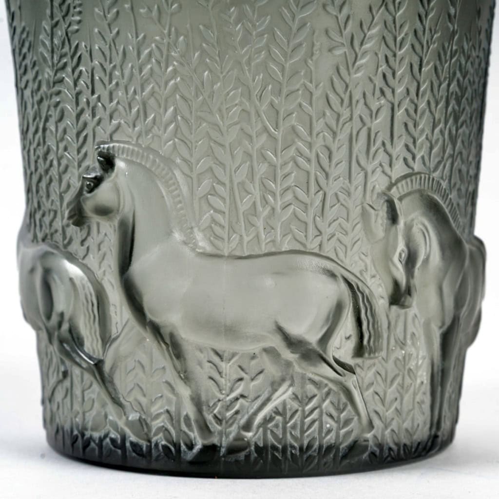 1930 René Lalique – Vase Chevaux Verre Gris Patiné Blanc 7