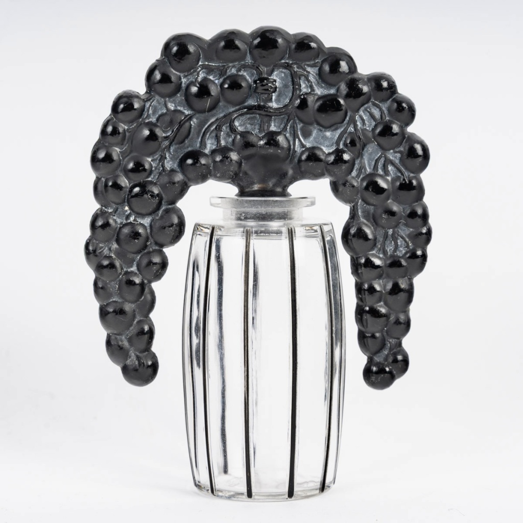 1920 René Lalique – Flacon Bouchon Cassis verre noir patiné blanc 3