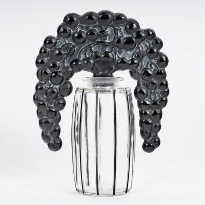 1920 René Lalique – Flacon Bouchon Cassis verre noir patiné blanc