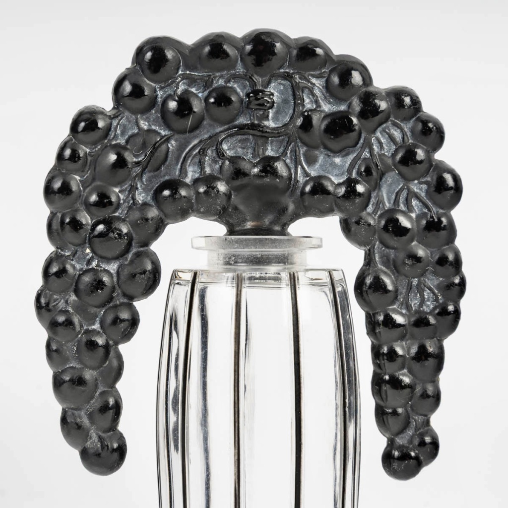 1920 René Lalique – Flacon Bouchon Cassis verre noir patiné blanc 5