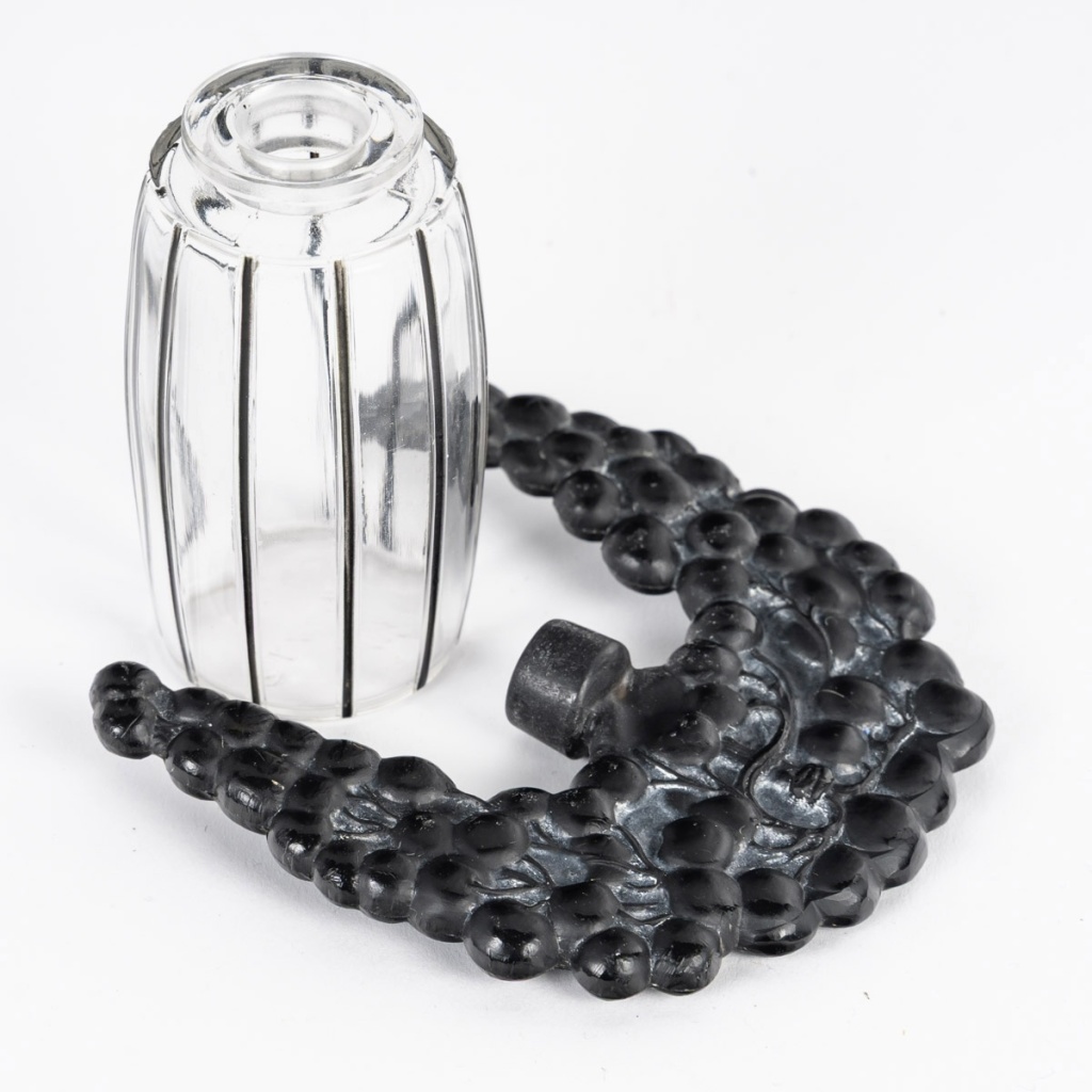 1920 René Lalique – Flacon Bouchon Cassis verre noir patiné blanc 6