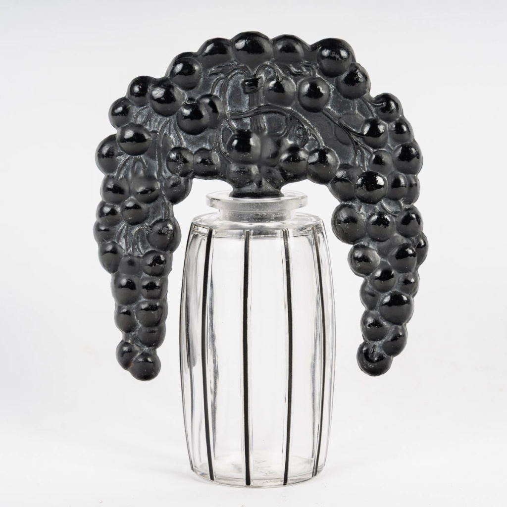 1920 René Lalique – Flacon Bouchon Cassis verre noir patiné blanc 4