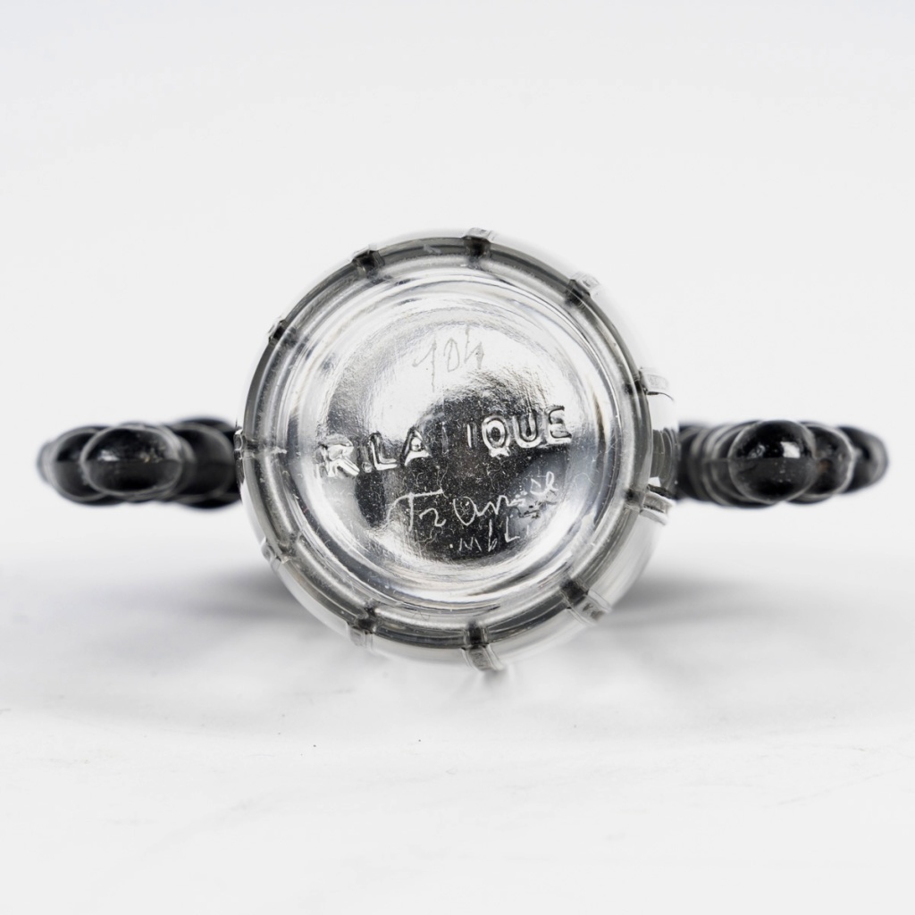 1920 René Lalique – Flacon Bouchon Cassis verre noir patiné blanc 7