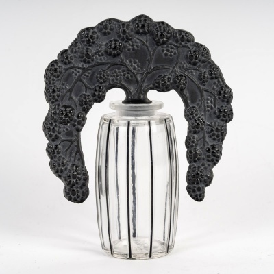 1920 René Lalique – Flacon Bouchon Mûres verre noir patiné blanc