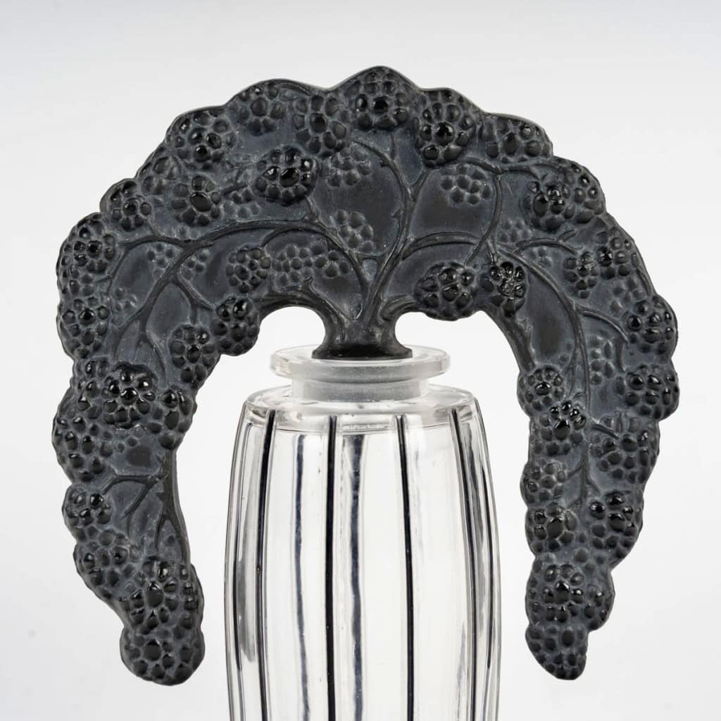 1920 René Lalique – Flacon Bouchon Mûres verre noir patiné blanc 5