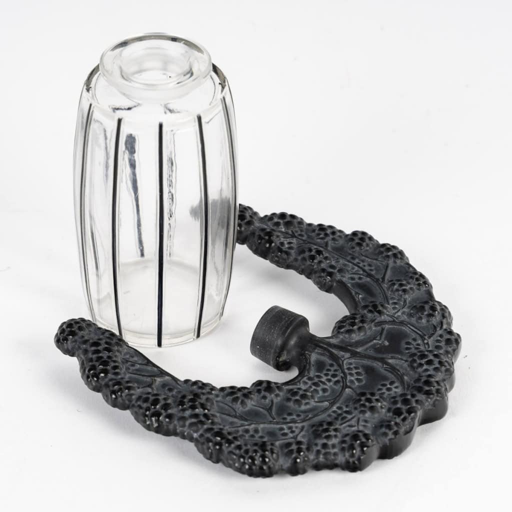 1920 René Lalique – Flacon Bouchon Mûres verre noir patiné blanc 6